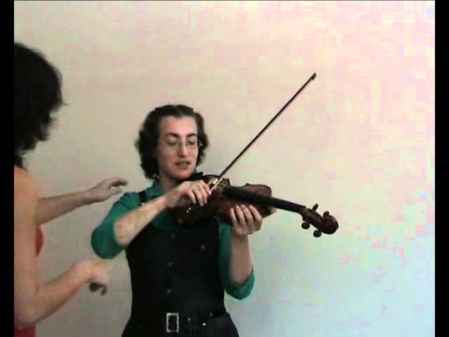 Первые уроки игры на скрипке. Постановка правой руки скрипача. Виртуоз австралиец игра на скрипке. Игра на скрипке в два смычка.