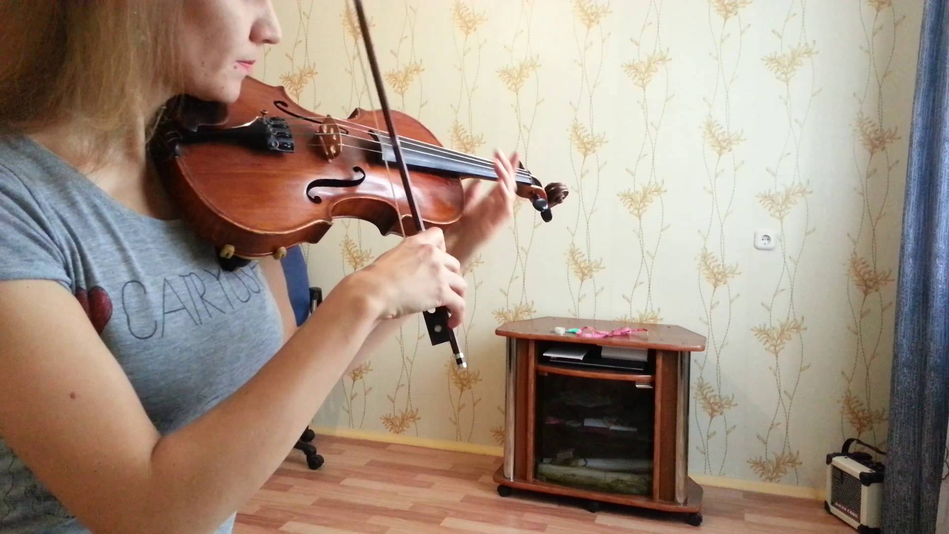 Постановка скрипки. Игра смычком на скрипке. Держит скрипку. Скрипка уроки для начинающих.